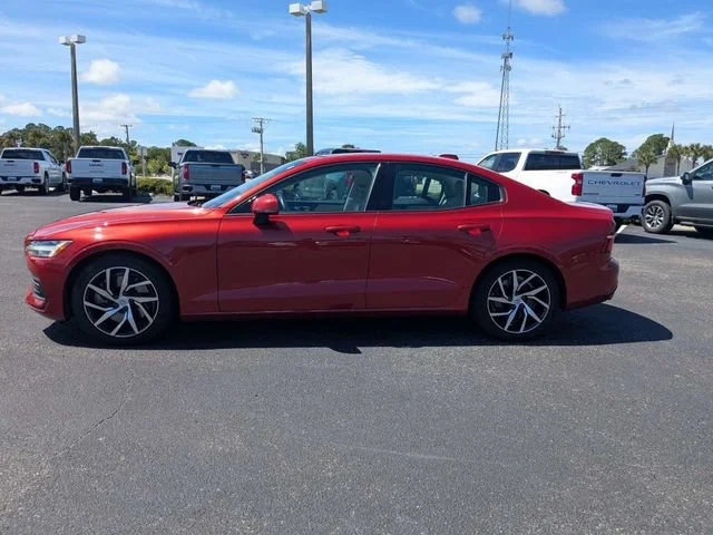Used 2019  Volvo Momentum image 6