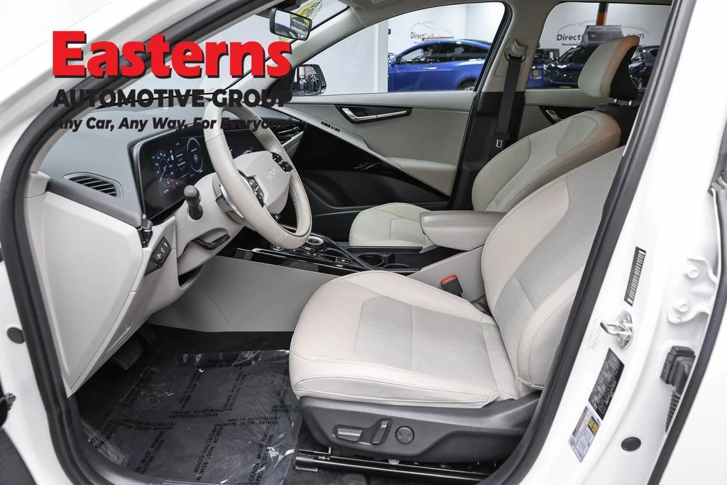 Used 2023 White Kia Wind image 14