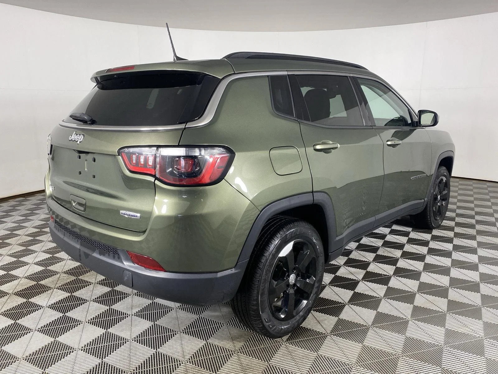 Used 2021 Olive Green Pearlcoat Jeep Latitude image 17