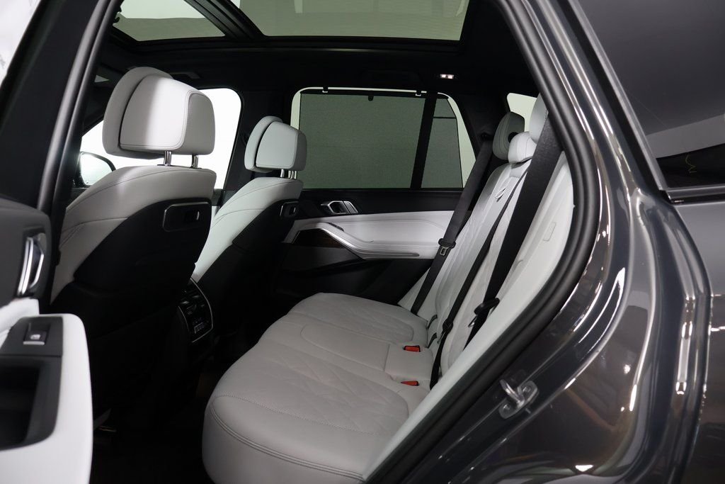 New 2026 Dravit Grey Metallic BMW xDrive40i image 6