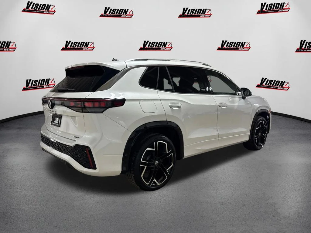 Used 2025  Volkswagen 2.0T SEL R-Line image 5