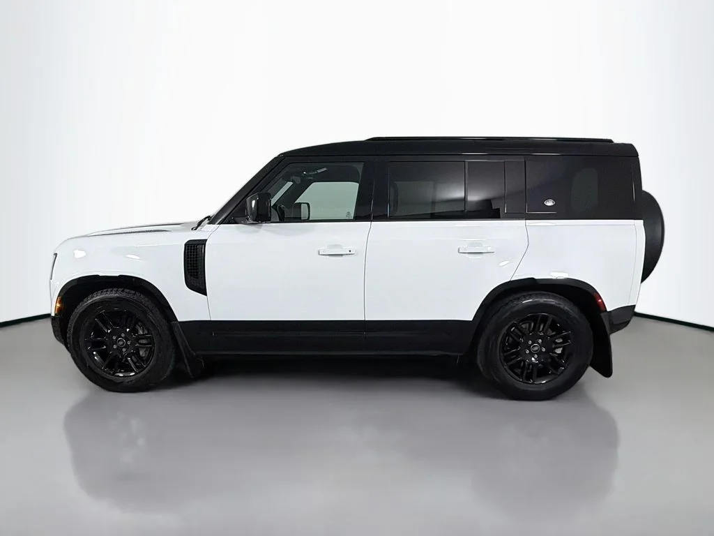 Used 2023 White Land Rover X-Dynamic SE image 8