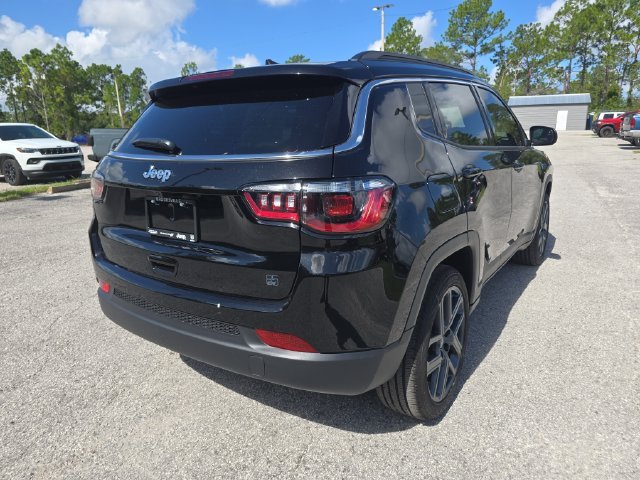 New 2026 Diamond Black Crystal Pearl-Coat Exterior Paint Jeep  image 4