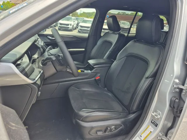 Used 2025 Silver Jeep Altitude image 10