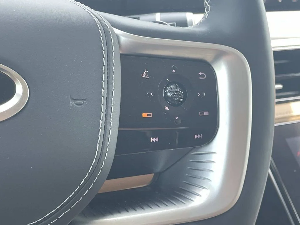 Used 2025 White INFINITI SENSORY image 27
