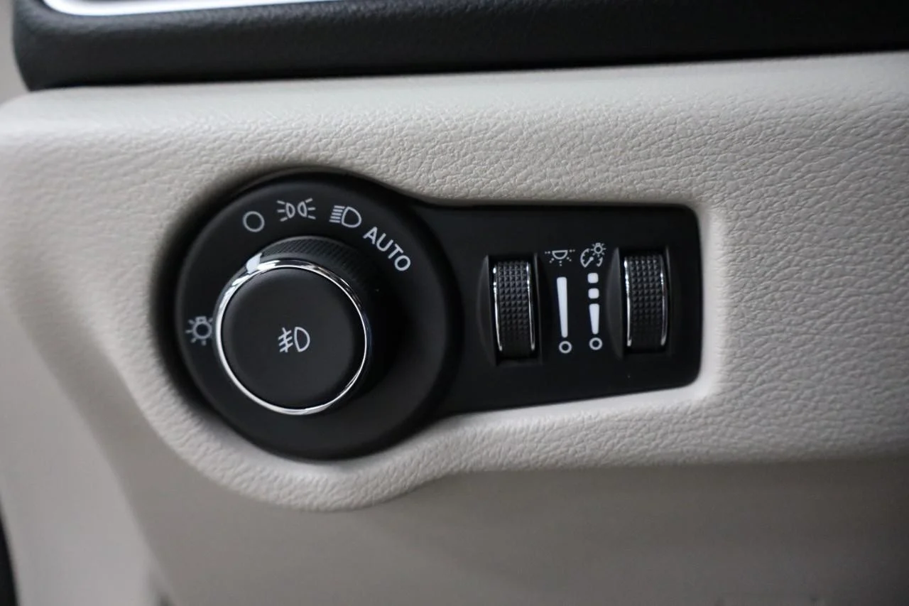 Used 2024 Silver Mist Clear Coat Chrysler Touring L image 19