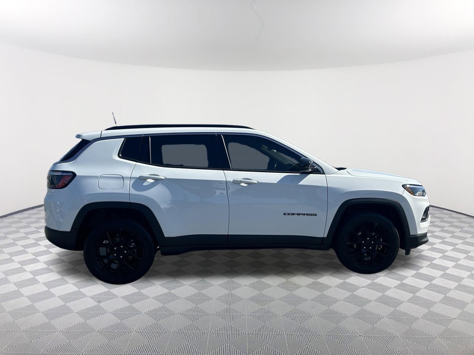 Used 2022 Bright White Clearcoat Jeep Latitude Lux image 4