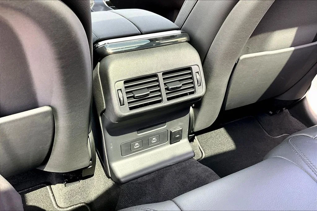Used 2026  Land Rover Dynamic SE image 10