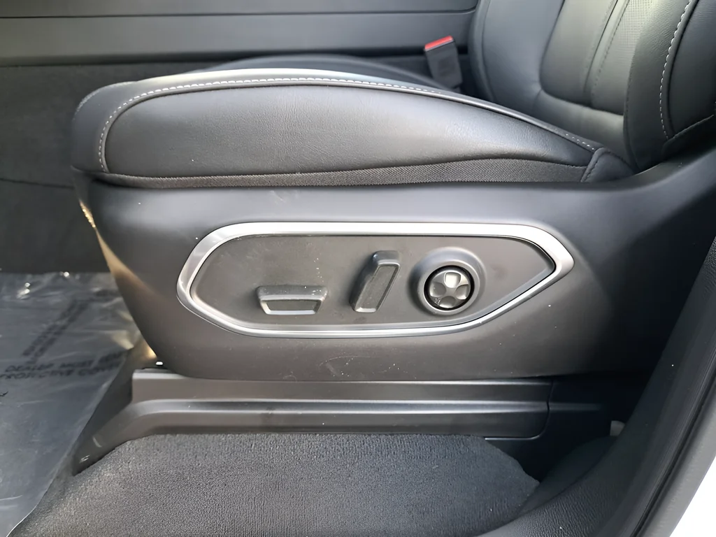 New 2026 Bright White Clear-Coat Exterior Paint Jeep Limited Altitude image 36