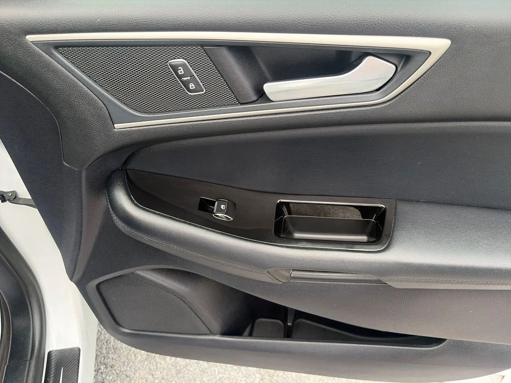 Used 2020 Oxford White Ford SEL image 44