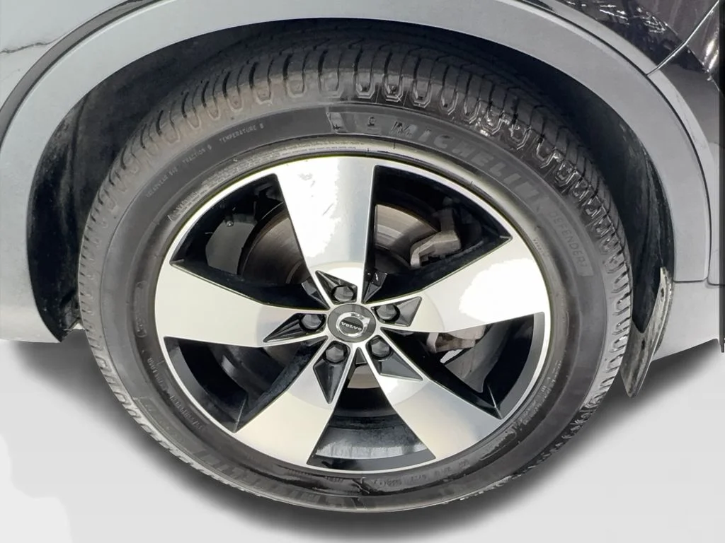 Used 2021 Black Volvo Momentum image 13