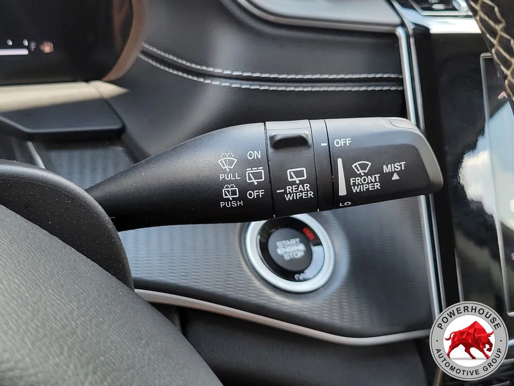 Used 2023 White Jeep Laredo image 31