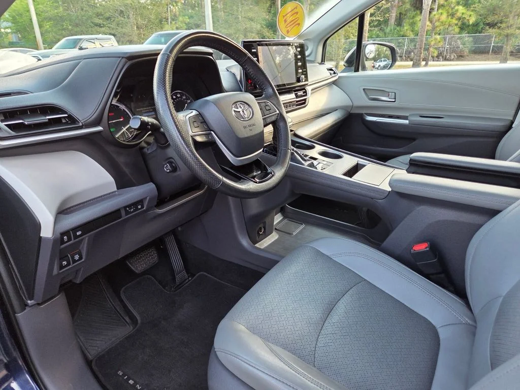 Used 2021  Toyota Limited image 28