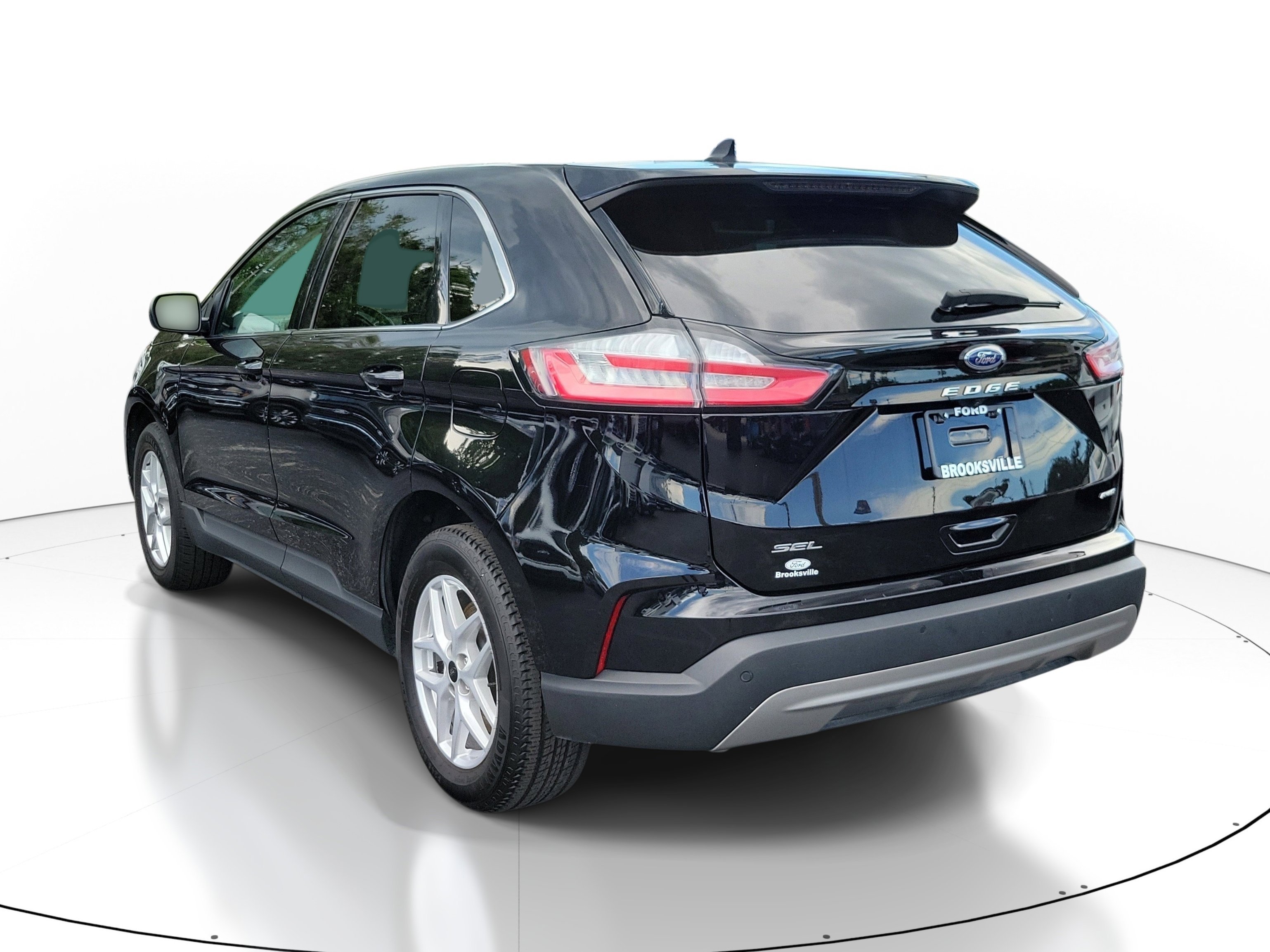 Used 2024 Agate Black Metallic Ford SEL image 6