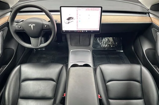 Used 2023  Tesla Base image 18