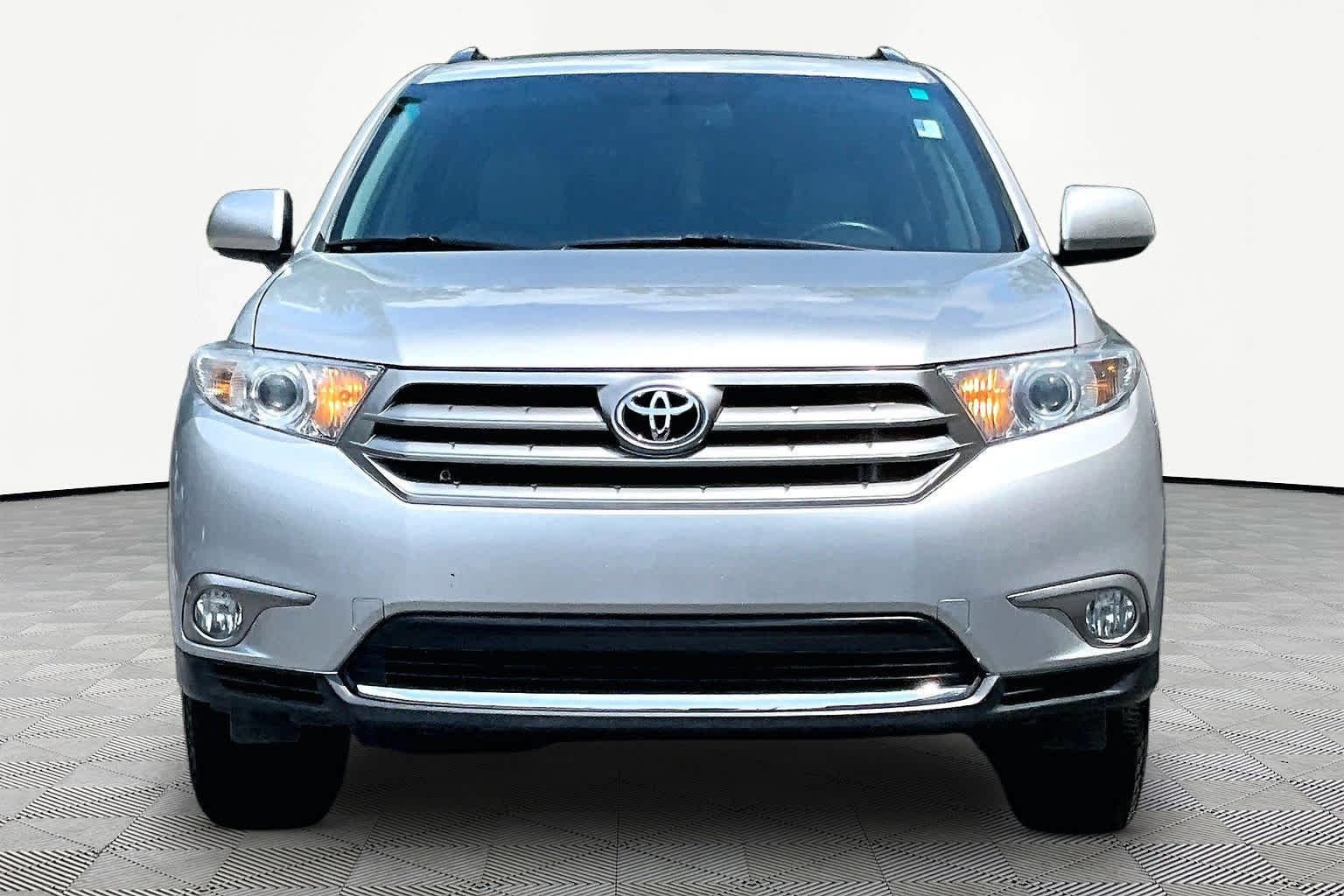 Used 2013 Classic Silver Metallic Toyota SE image 4