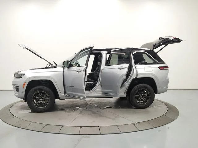 Used 2023 Silver Jeep Summit image 12
