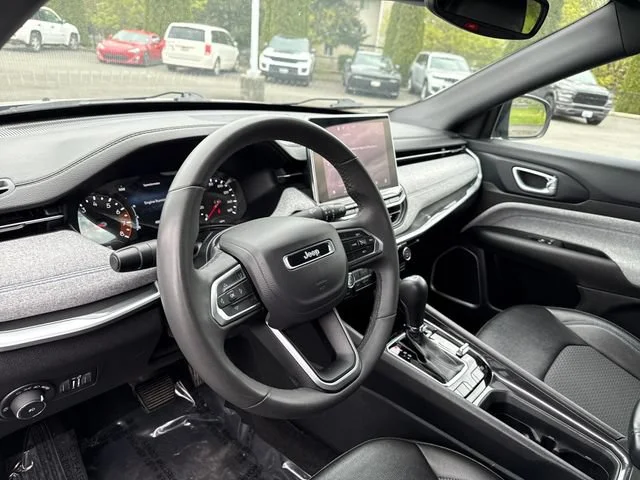 Used 2024 Silver Zynith Metallic Clearcoat Jeep Latitude image 19