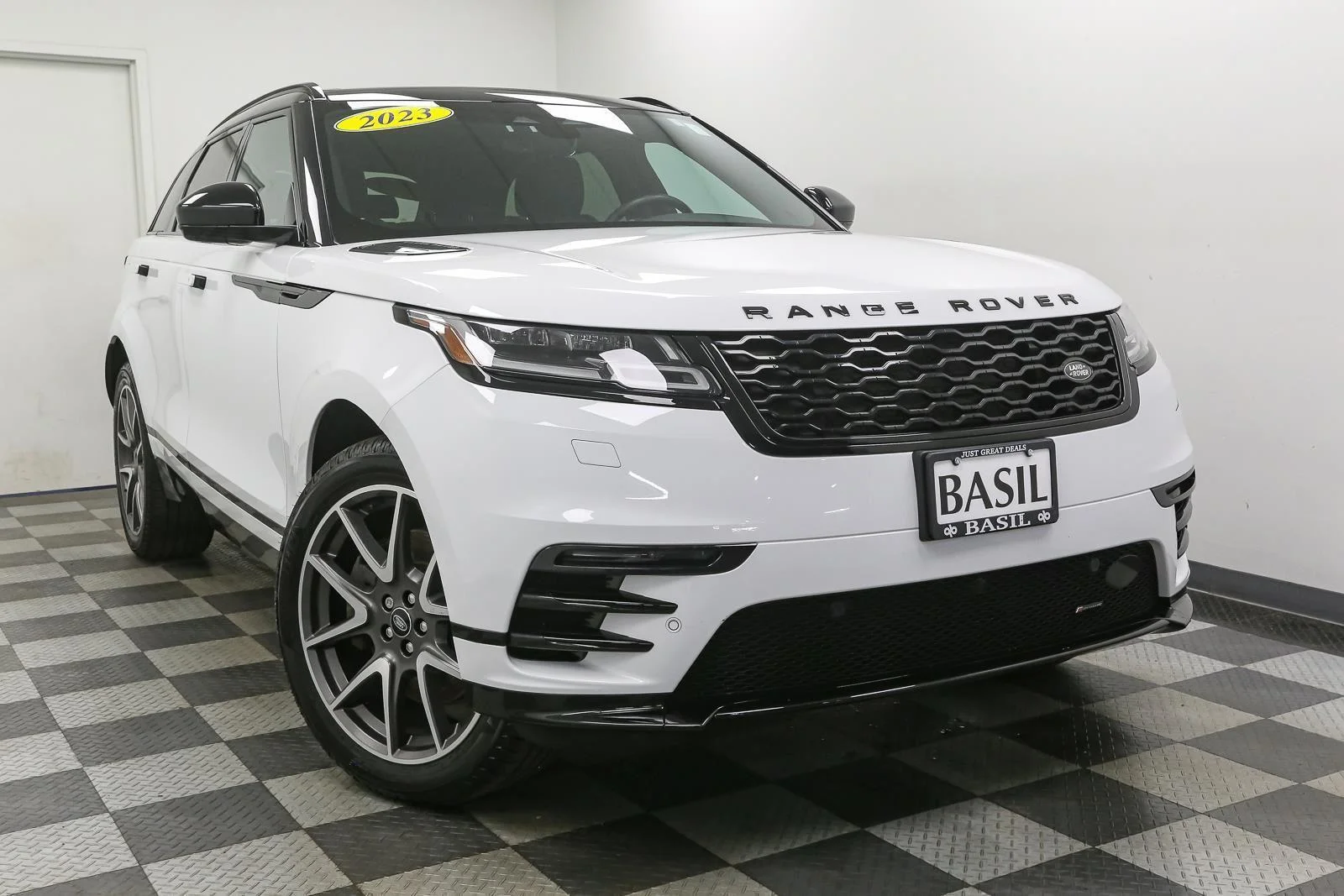 Used 2023 Fuji White Land Rover R-Dynamic S image 2