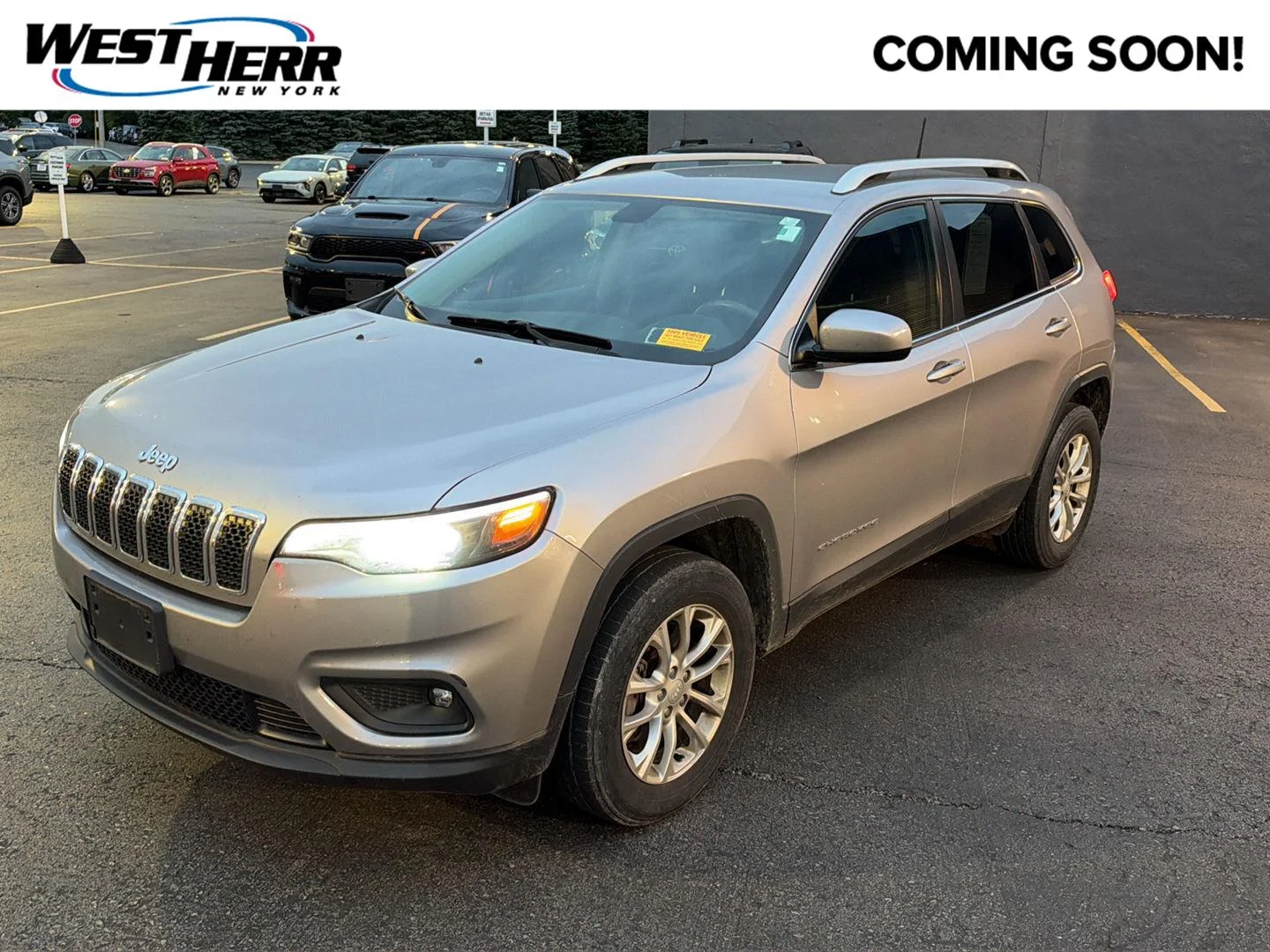 Used 2019 Billet Silver Metallic Clearcoat Jeep Latitude image 1