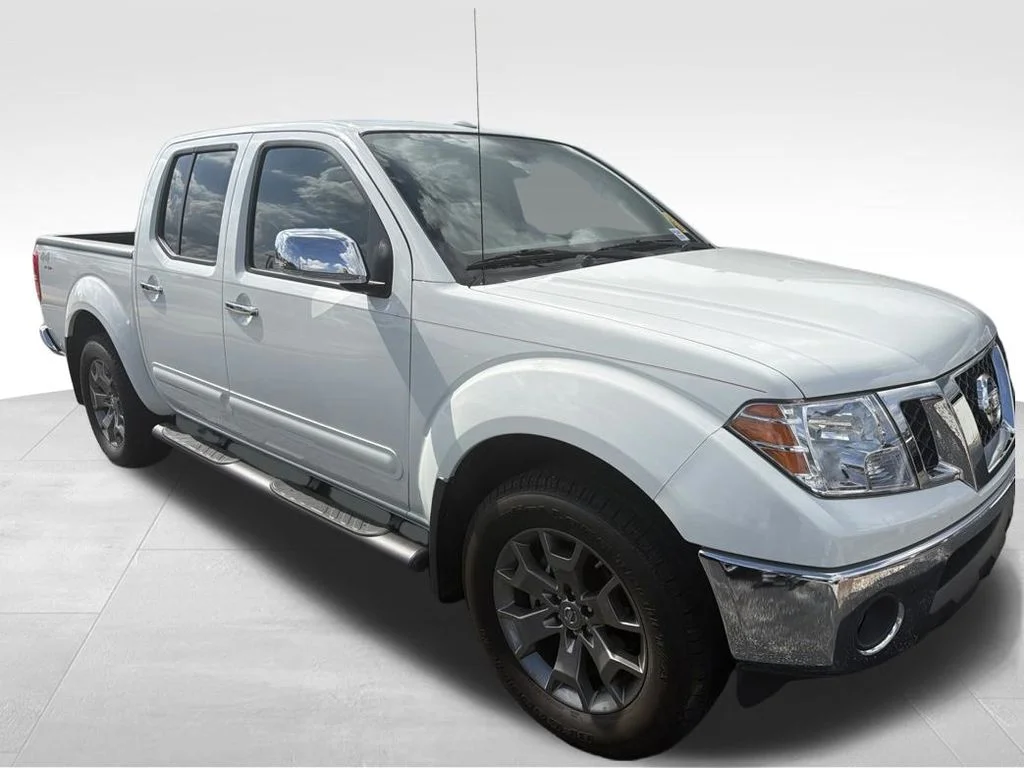 Used 2016 White Nissan SL image 18