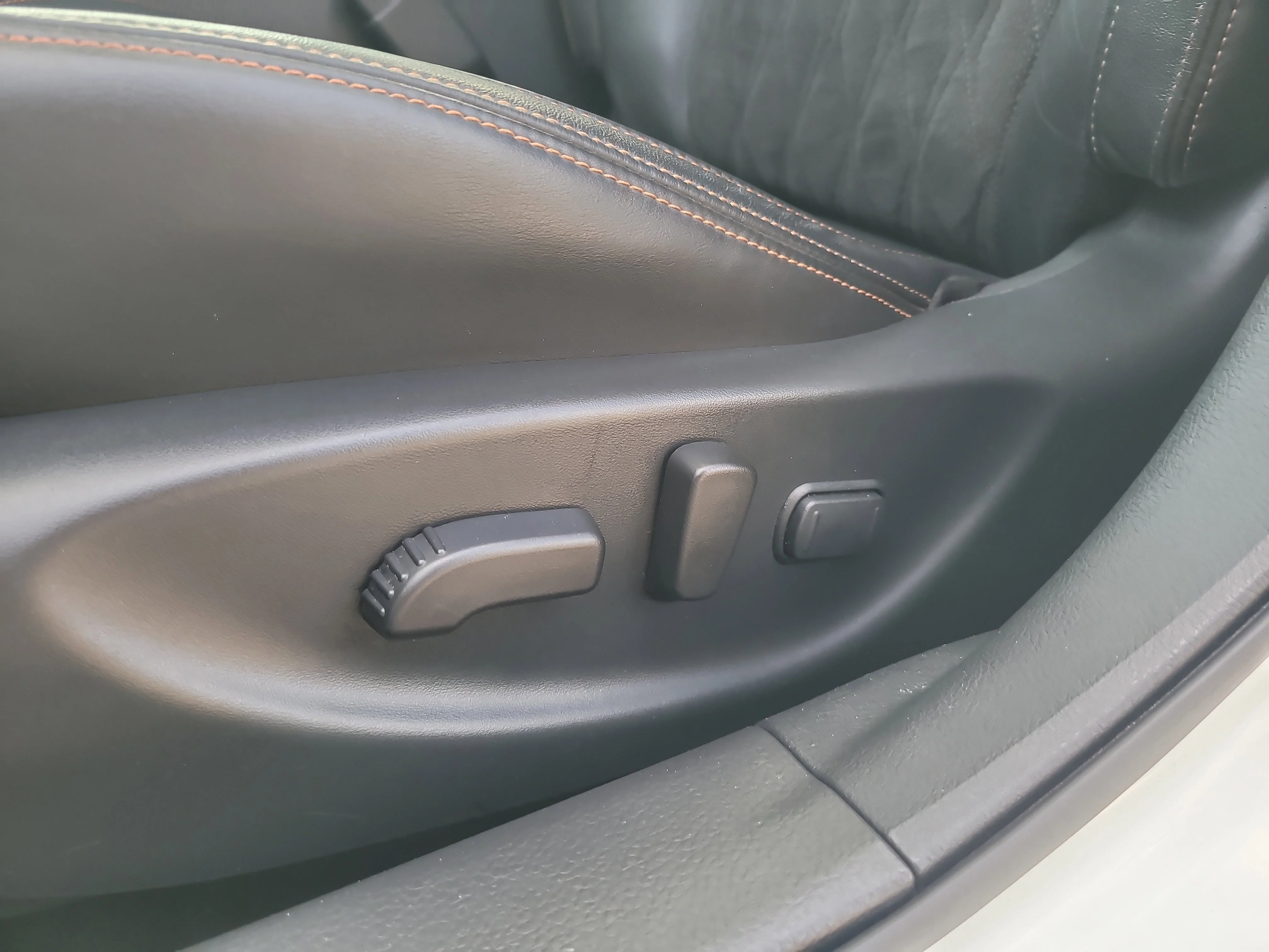 Used 2023 Pearl White Tricoat Nissan SR image 17