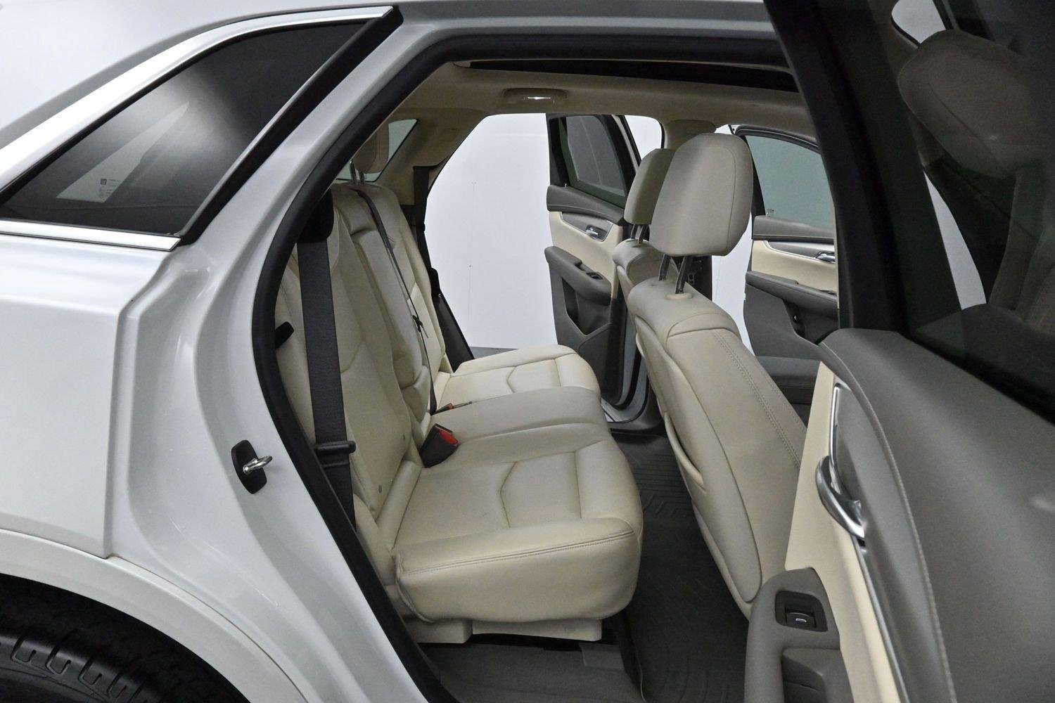 Used 2017 CRYSTAL WHITE TRICOAT Cadillac Luxury FWD image 37