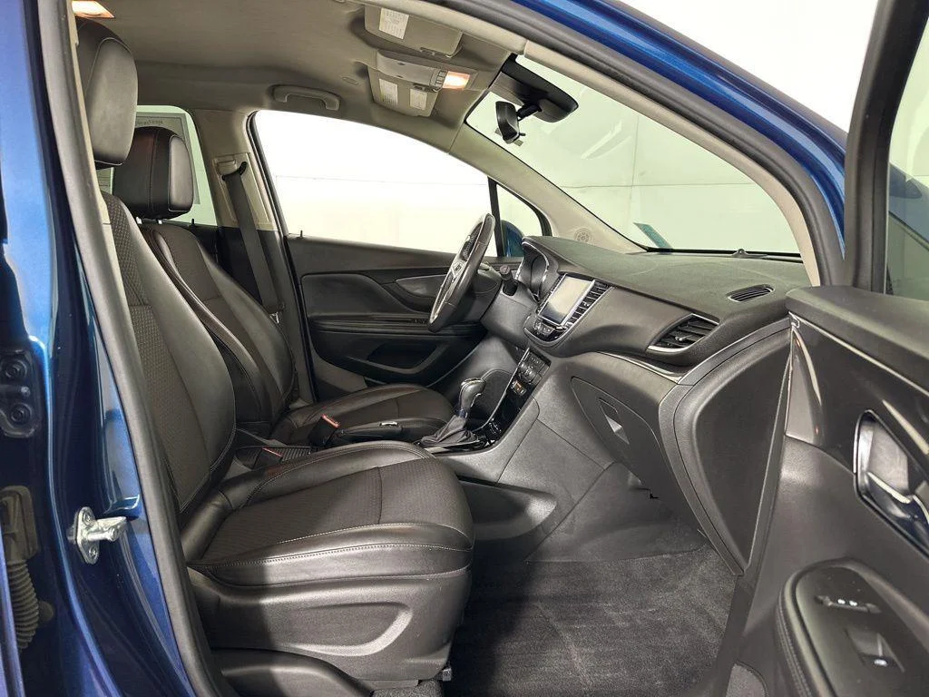 Used 2020 Azure Buick Preferred image 13