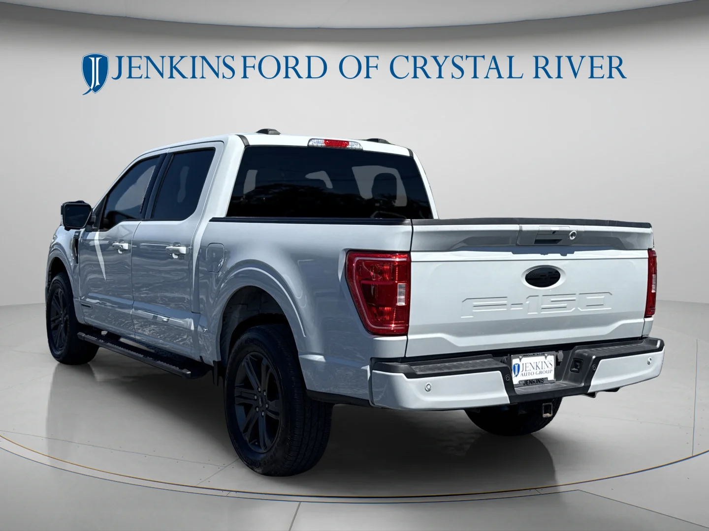 Used 2023 Avalanche Gray Ford XLT image 9