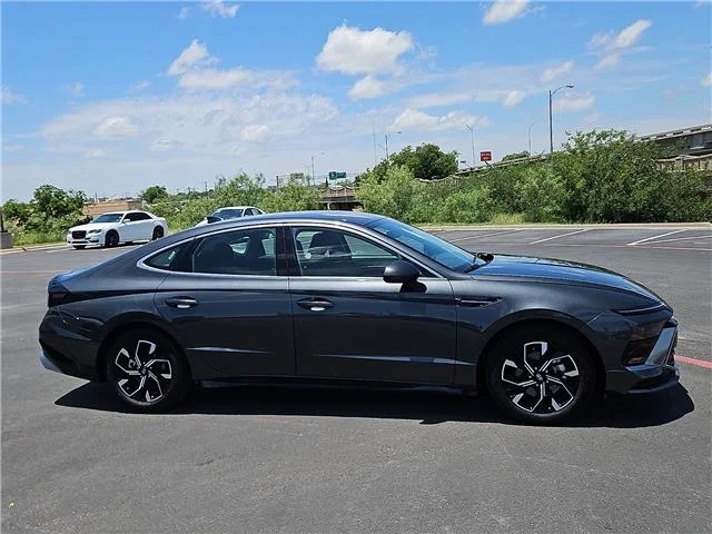 Used 2025 Portofino Gray Hyundai SEL Front-Wheel Drive image 6