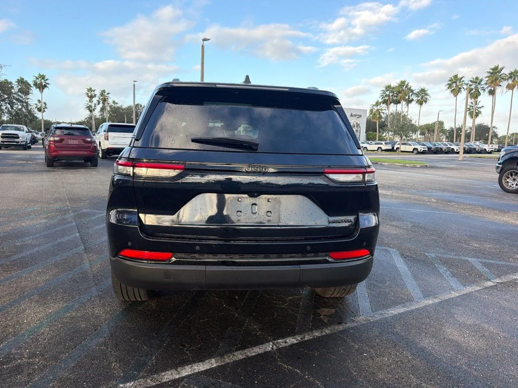 Used 2024 Midnight Sky Jeep Limited image 6