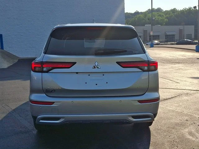 Used 2022  Mitsubishi  image 5
