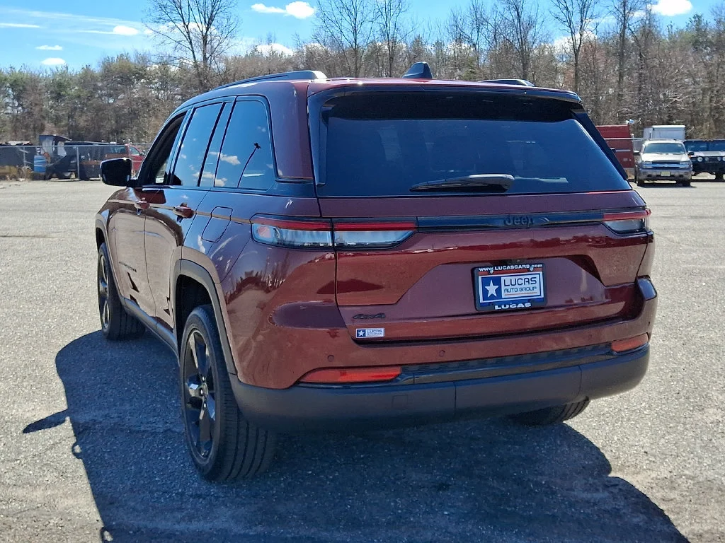 Used 2023 Velvet Red Pearlcoat Jeep Altitude image 9