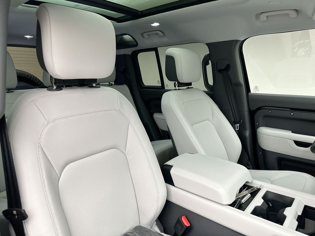 New 2026 Santorini Black Metallic Land Rover X-Dynamic SE image 6