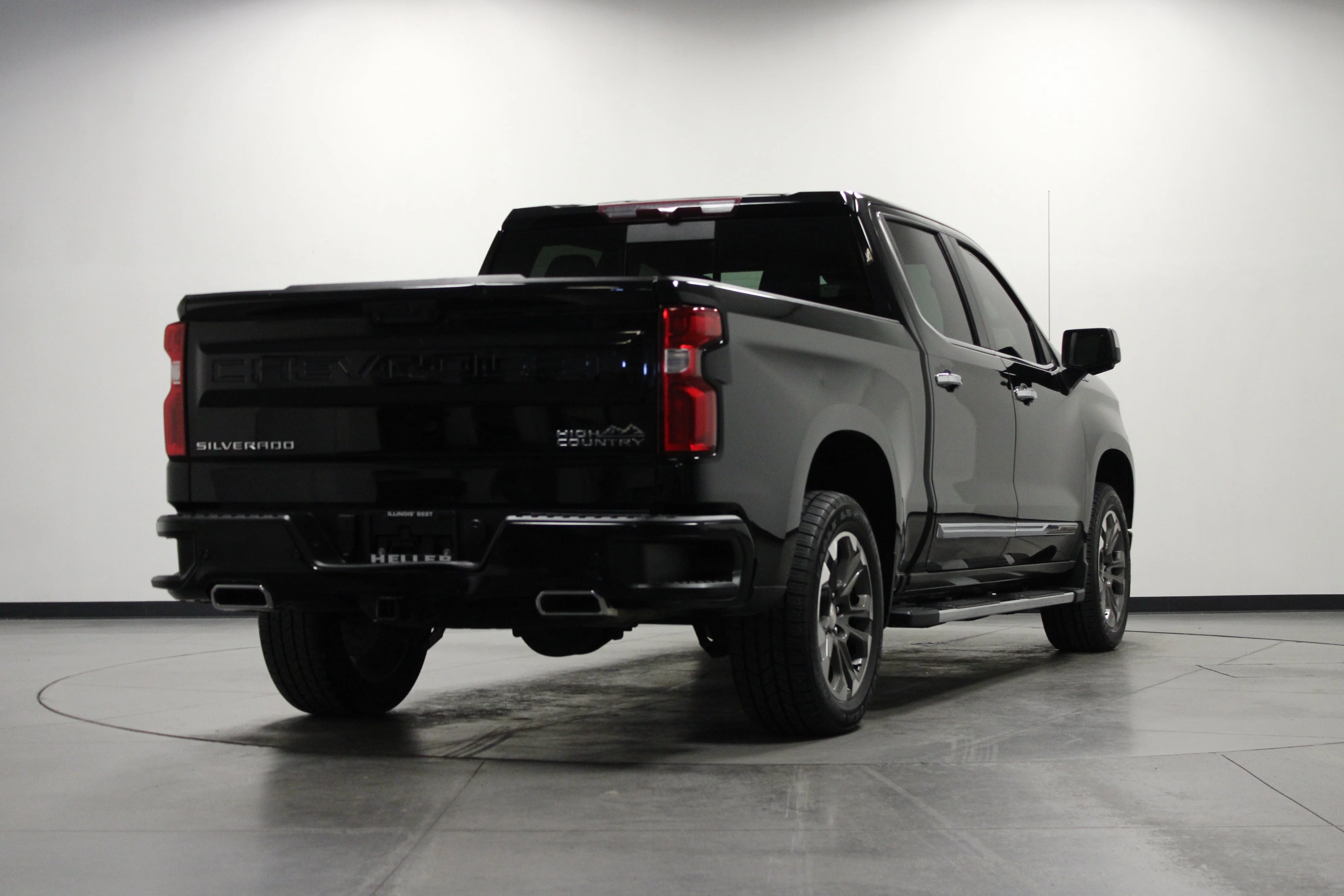 Used 2022 Black Chevrolet High Country image 4