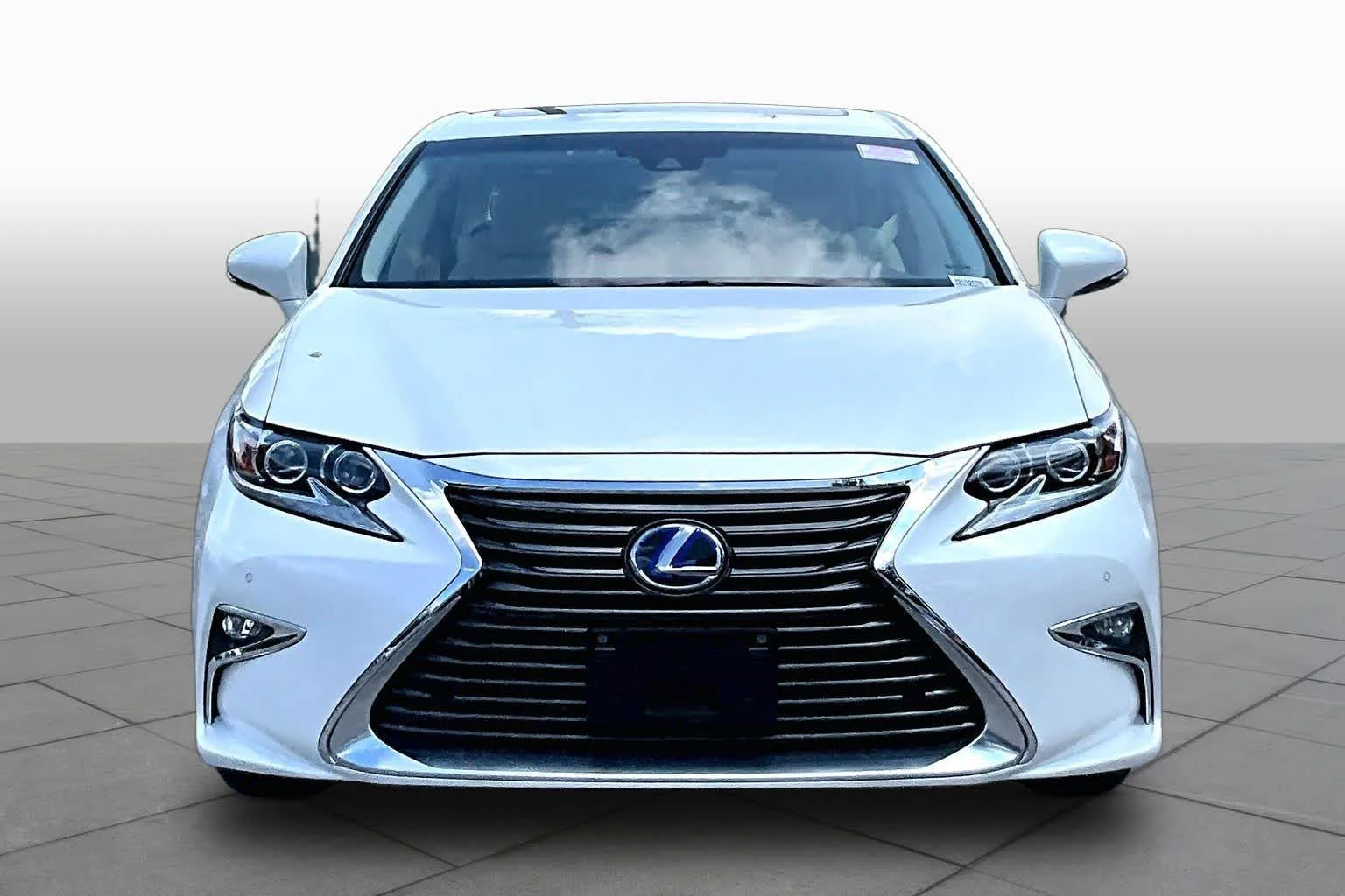 Used 2018 Eminent White Pearl Lexus  image 4