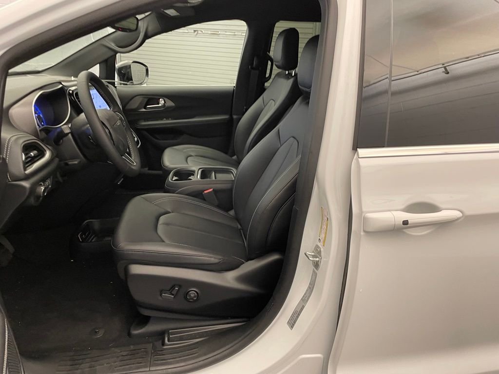 New 2027 Bright White Clear-Coat Exterior Paint Chrysler Select image 14
