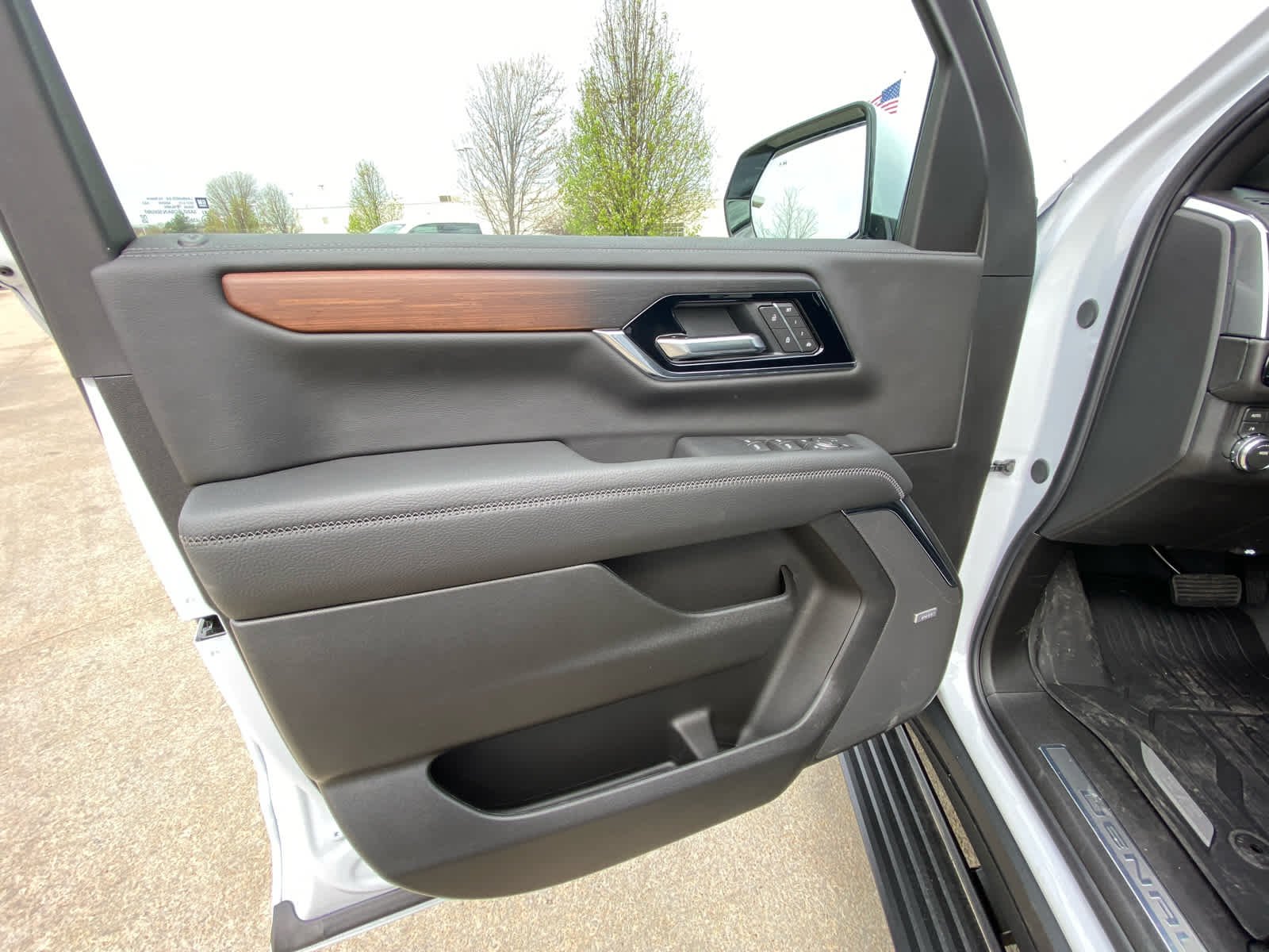 2026 GMC Yukon Denali - Photo 10