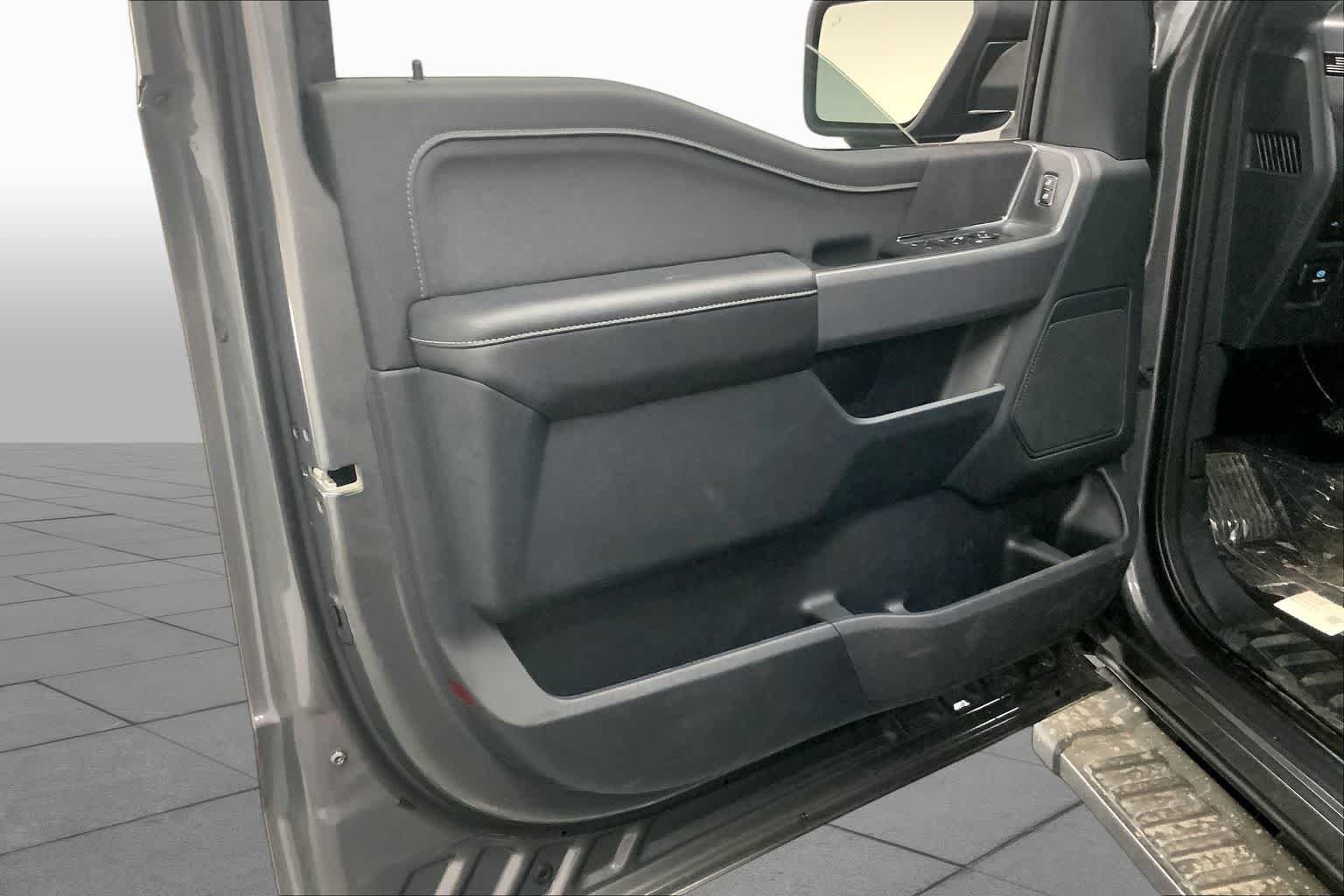 New 2026 Carbonized Gray Metallic Ford XLT image 10