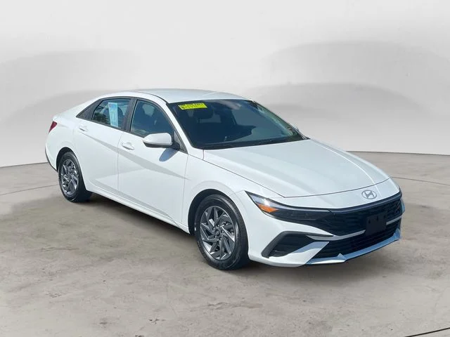 Used 2024 White Hyundai SEL image 7