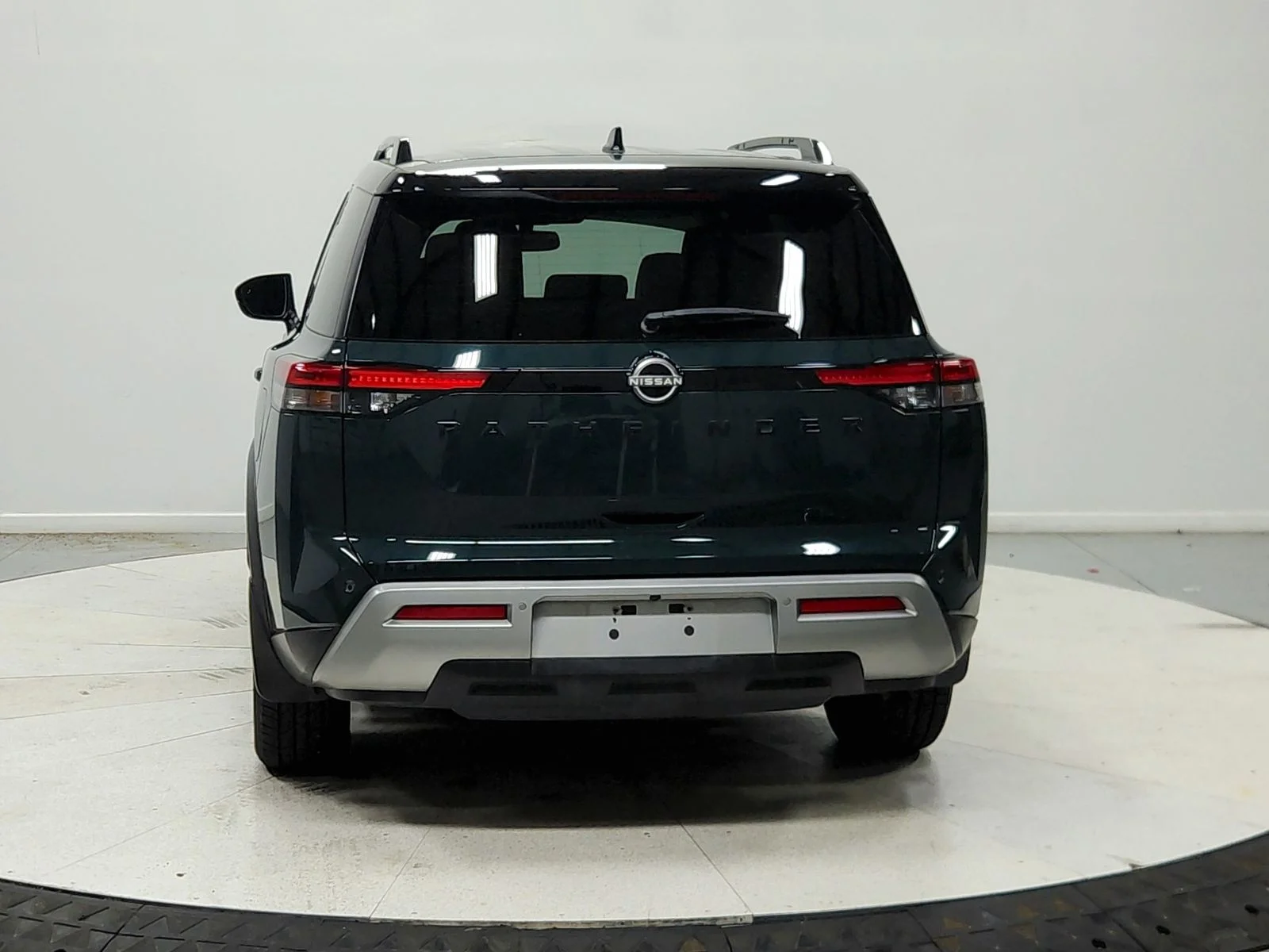 Used 2022 Green 2 Tone Nissan SL image 7