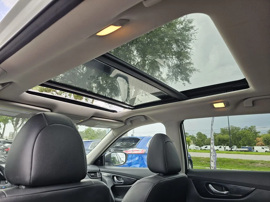 Used 2020 White Nissan SL image 17