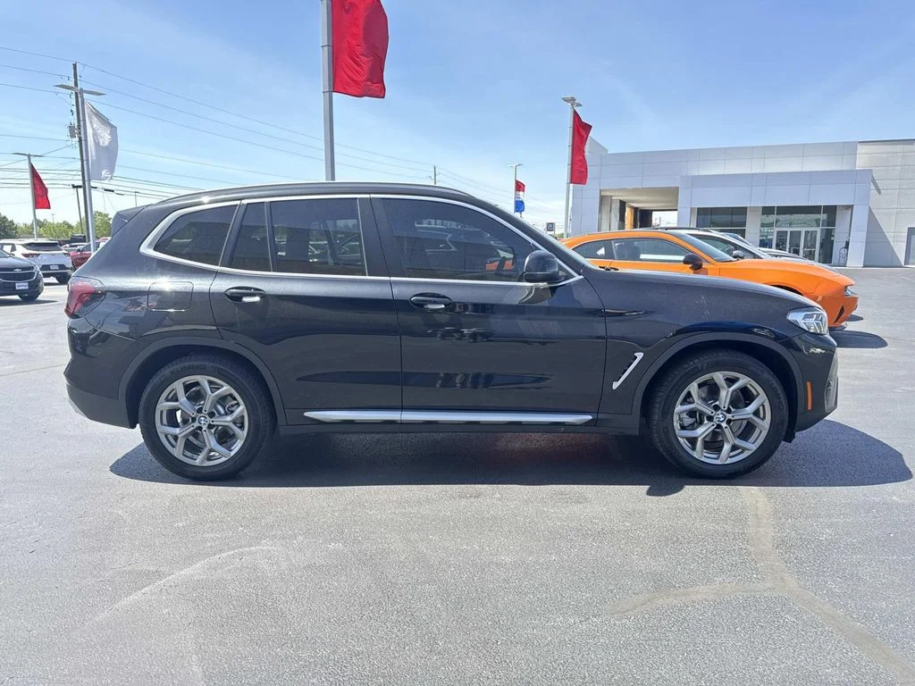 Used 2022 Black BMW sDrive30i image 8