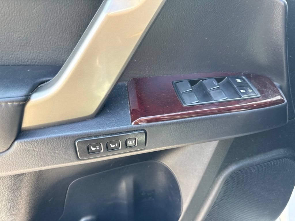 Used 2017 Starfire Pearl Lexus 460 Luxury image 17