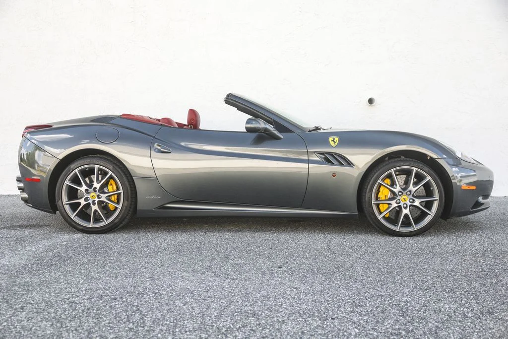 Used 2010 Silver Ferrari Base image 10