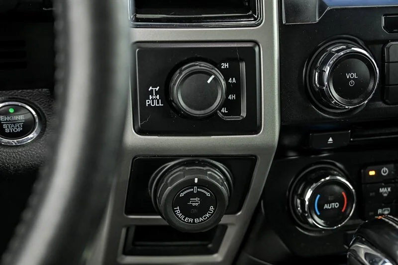 Used 2018 White Platinum Metallic Tri-Coat Ford Lariat image 23