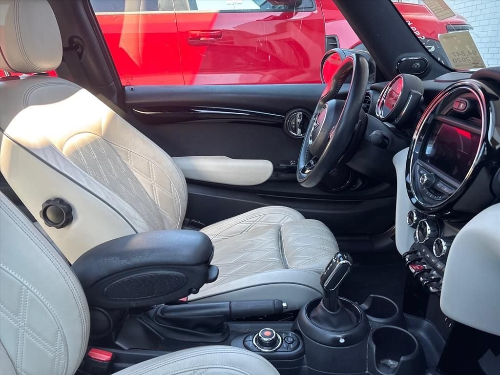 Used 2020 White MINI Classic image 19