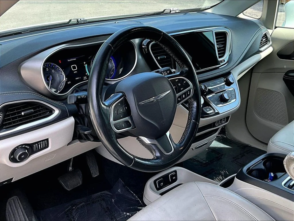 Used 2021 Bright White Clearcoat Chrysler Touring L image 8