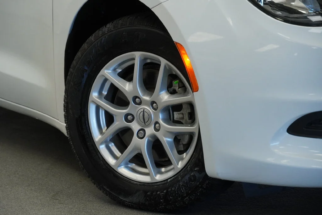 Used 2023 White Chrysler LX image 9