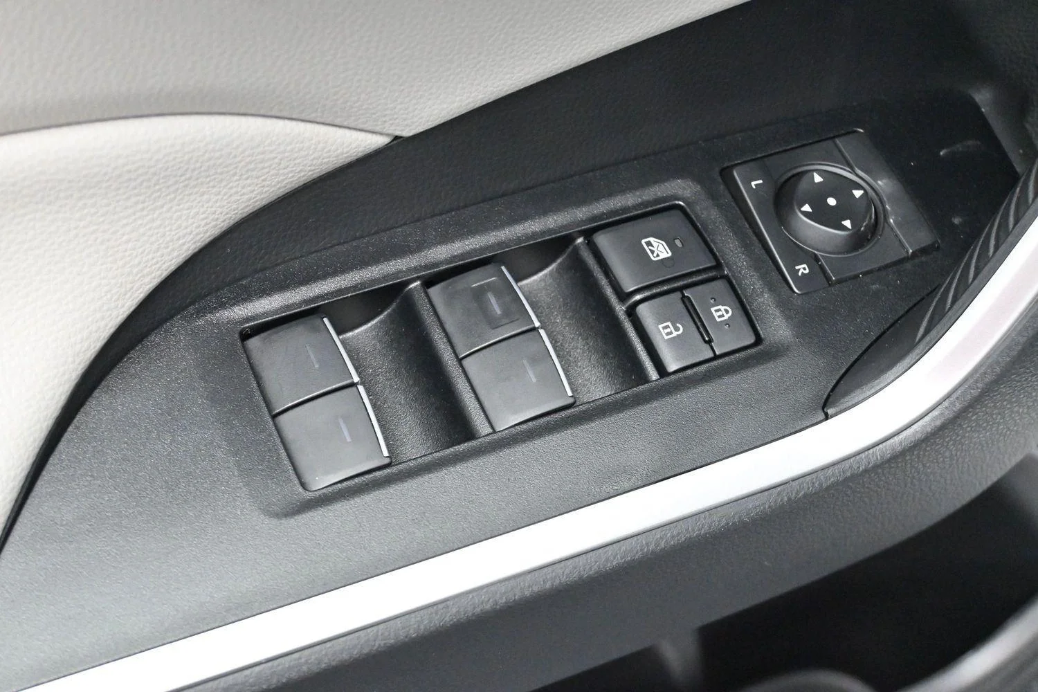 Used 2025 White Toyota XLE image 11